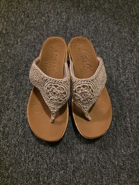 Skechers Women’s Crochet Thong Sandals in Beige/Tan